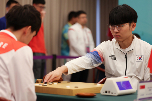 ▲<YONHAP PHOTO-2158> (230926) -- HANGZHOU, Sept. 26, 2023 (Xinhua) -- Shin Jinseo (R) of South Korea competes against Kwa Jie Hui of Singapore during the Men's Individual Preliminary Round of Go Chess at the 19th Asian Games in Hangzhou, east China's Zhejiang Province, Sept. 26, 2023. (Xinhua/Gong Bing)/2023-09-26 12:26:28/<저작권자 ⓒ 1980-2023 ㈜연합뉴스. 무단 전재 재배포 금지.>