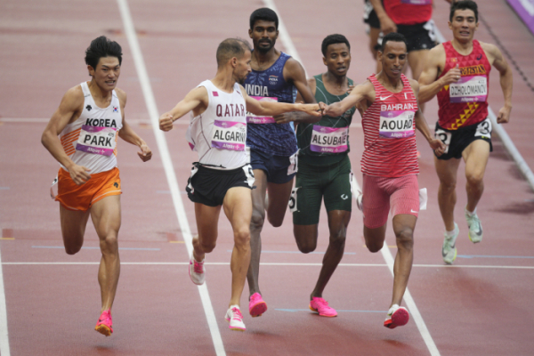 ▲<YONHAP PHOTO-2764> Qatar's Mohamad Algarni, second left, fist bumps with Bahrain's Zouhair Aouad as South Korea's Park Jonghak, left, races during the men's 1500-meter heat at the 19th Asian Games in Hangzhou, China, Saturday, Sept. 30, 2023. (AP Photo/Vincent Thian )/2023-09-30 11:19:46/<저작권자 ⓒ 1980-2023 ㈜연합뉴스. 무단 전재 재배포 금지.>