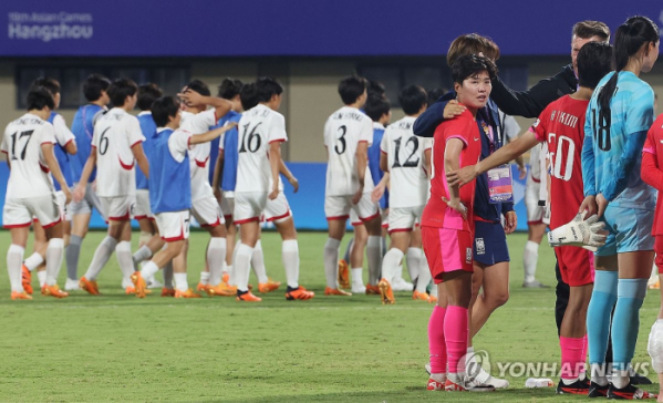 ▲30일 중국 원저우 스포츠센터 스타디움에서 열린 2022 항저우 아시안게임 여자축구 8강전 한국과 북한의 경기.1대4로 진 대한민국 선수들이 아쉬워하고 있다. (사진제공=연합)