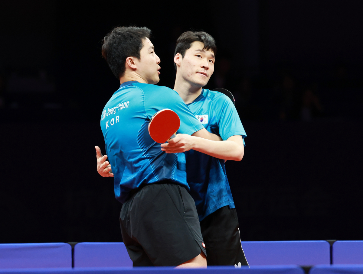 ▲탁구 남자 복식 임종훈-장우진 조가 1일 중국 항저우의 궁수 캐널 스포츠파크 체육관에서 열린 2022 항저우 아시안게임(AG) 결승에서 중국의 세계 2위 판전둥-왕추친 조와 경기에서 패해 은메달을 획득하고 서로를 격려하고 있다. (사진제공=연합뉴스)