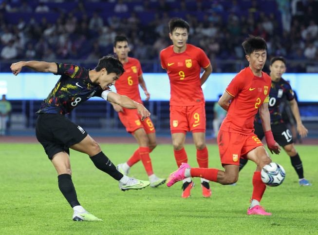 ▲1일 중국 항저우 황룽 스포츠센터 스타디움에서 열린 2022 항저우 아시안게임 남자 축구 8강전 중국과의 경기. 후반 백승호가 슛을 시도하고 있다.  (연합뉴스)
