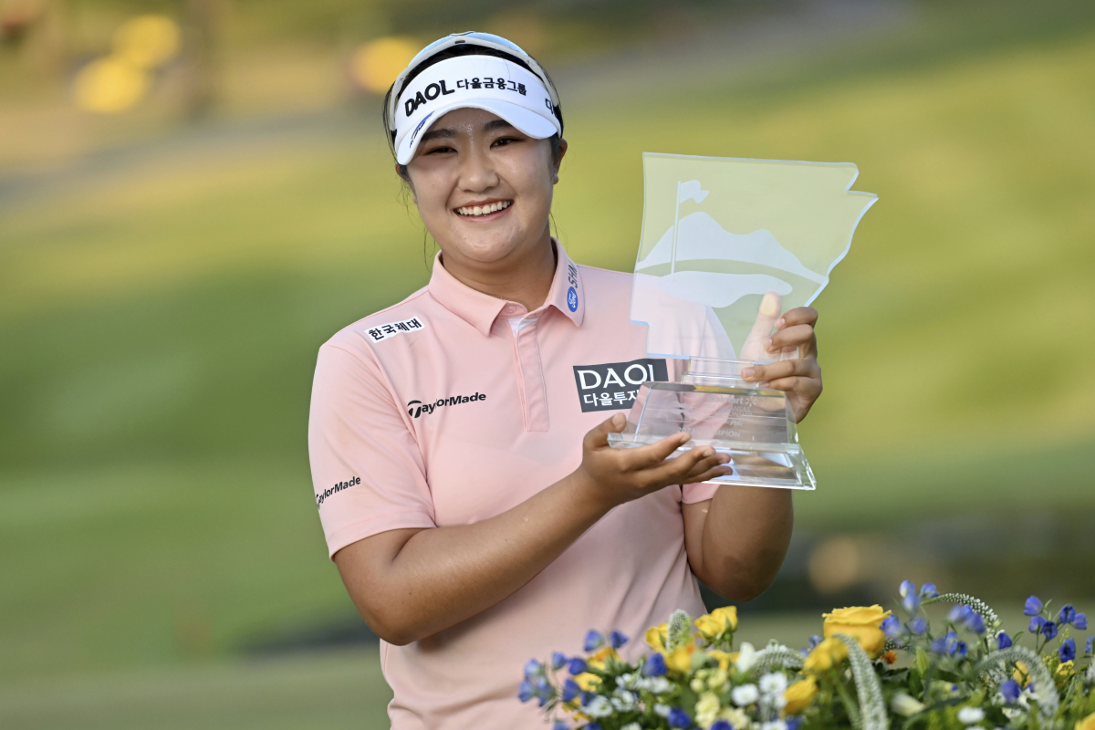 ▲유해란이 10월 1일(현지시간) 미국 아칸소주 로저스에서 열린 LPGA 월마트 NW 아칸소 챔피언십 골프 토너먼트에서 우승한 후 트로피를 들고 있다.  (연합뉴스=AP)