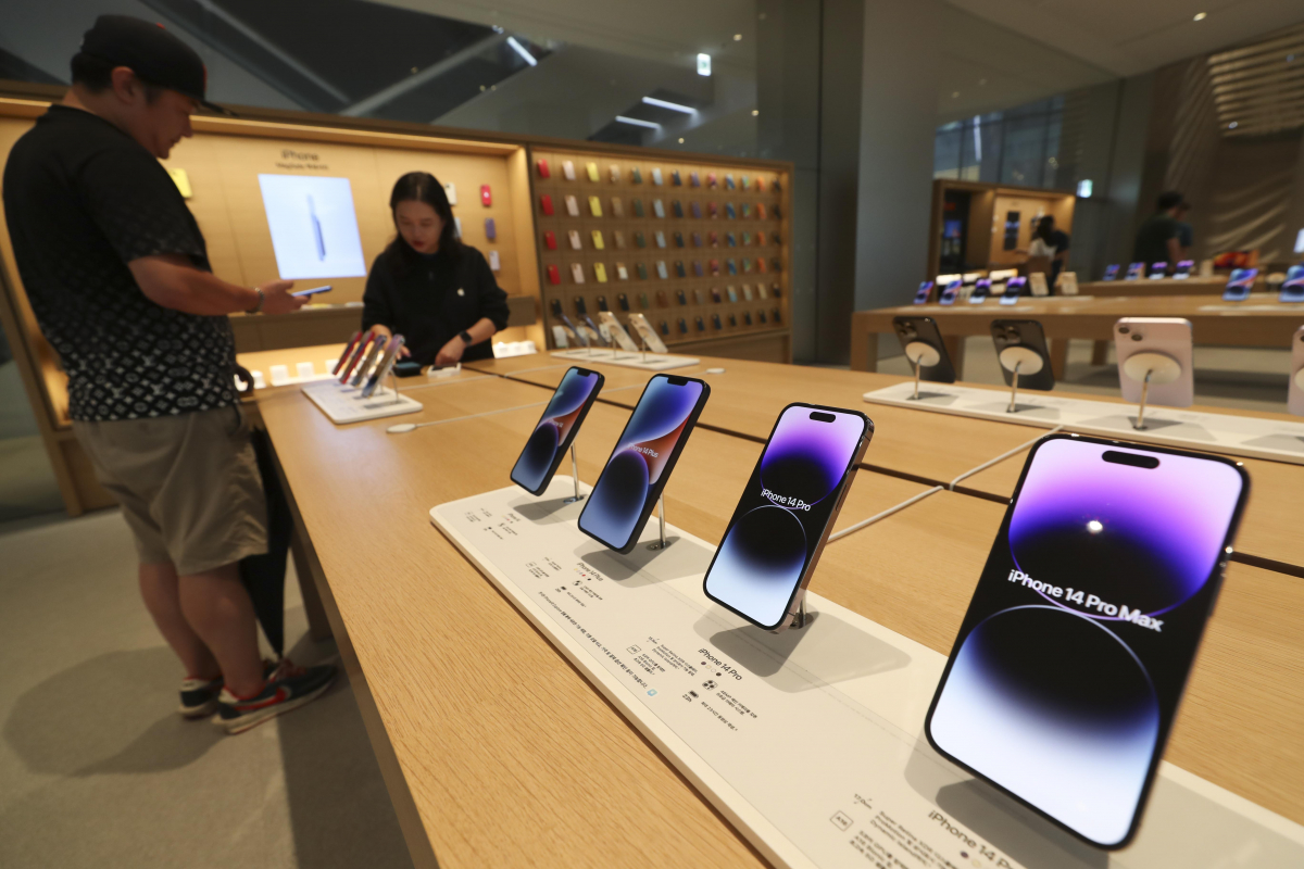 ▲애플 스토어에서 고객들이 아이폰 제품을 살펴보고 있다. (뉴시스)