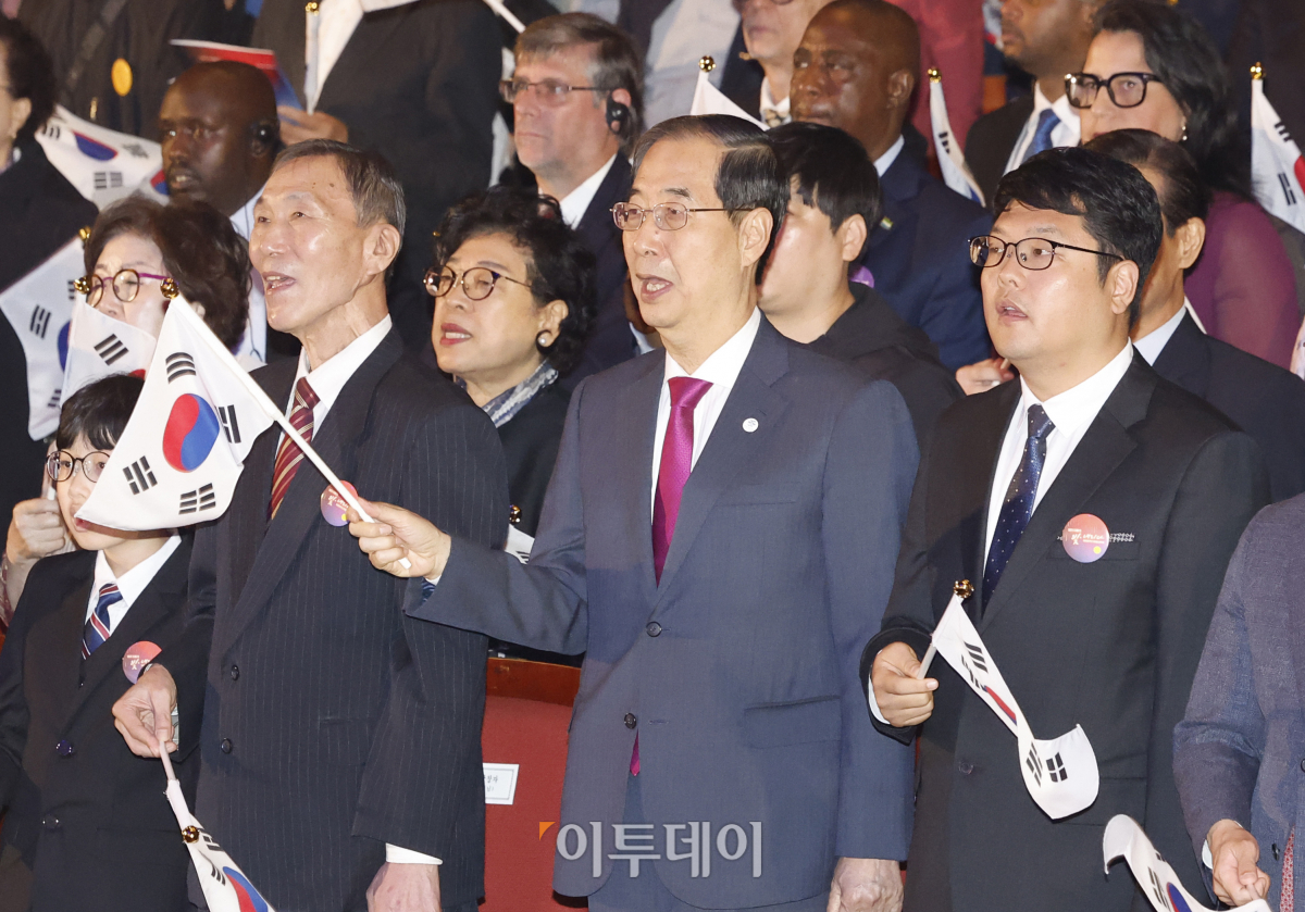▲한덕수 국무총리와 참석자들이 3일 오전 서울 종로구 세종문화회관에서 열린 '제4355주년 개천절 경축식'에서 개천절 노래를 제창하고 있다. 조현호 기자 hyunho@