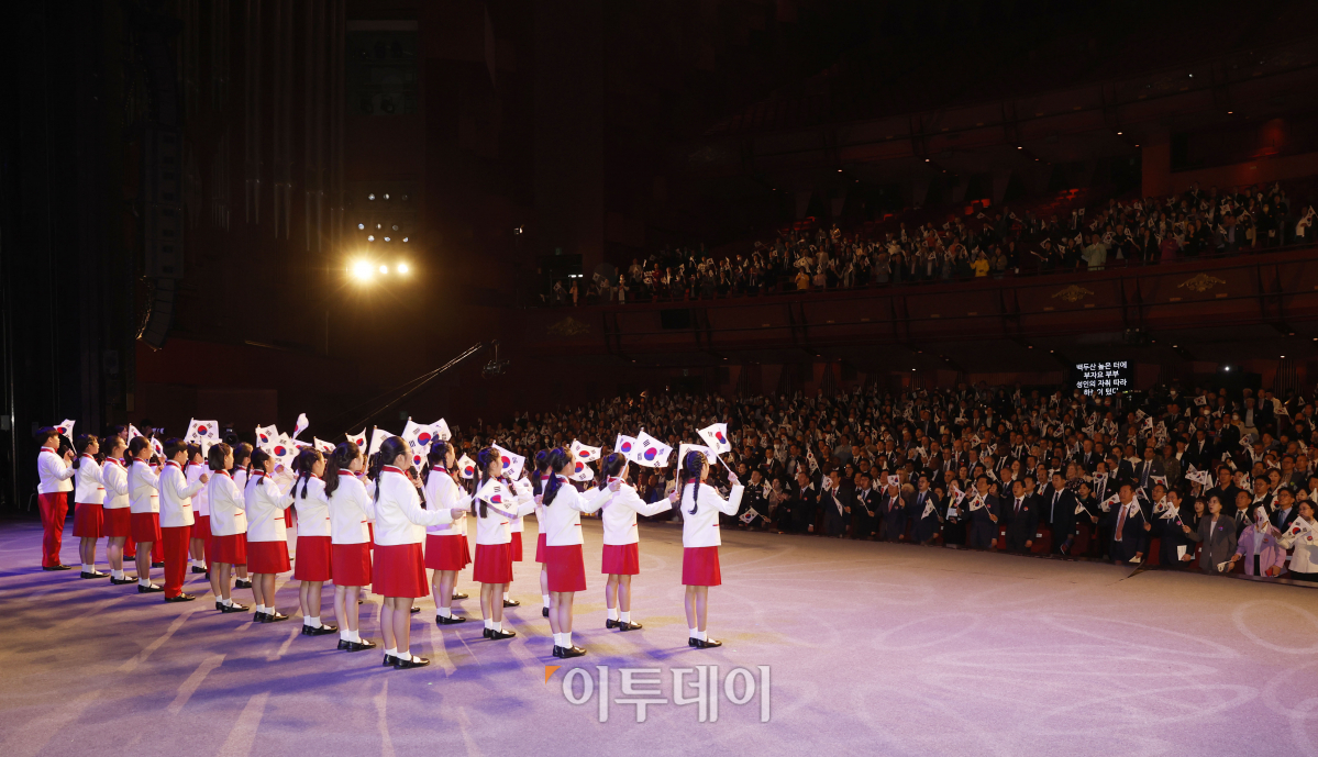 ▲한덕수 국무총리와 참석자들이 3일 오전 서울 종로구 세종문화회관에서 열린 '제4355주년 개천절 경축식'에서 개천절 노래를 제창하고 있다. 조현호 기자 hyunho@