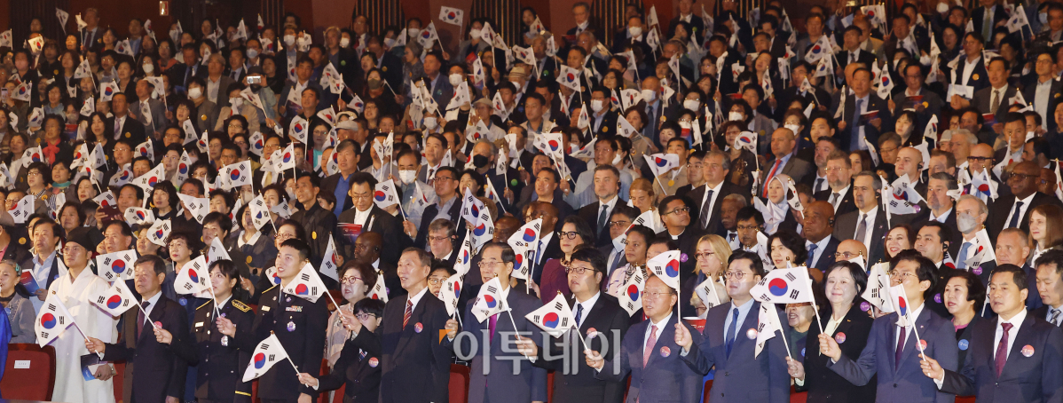 ▲한덕수 국무총리와 참석자들이 3일 오전 서울 종로구 세종문화회관에서 열린 '제4355주년 개천절 경축식'에서 개천절 노래를 제창하고 있다. 조현호 기자 hyunho@