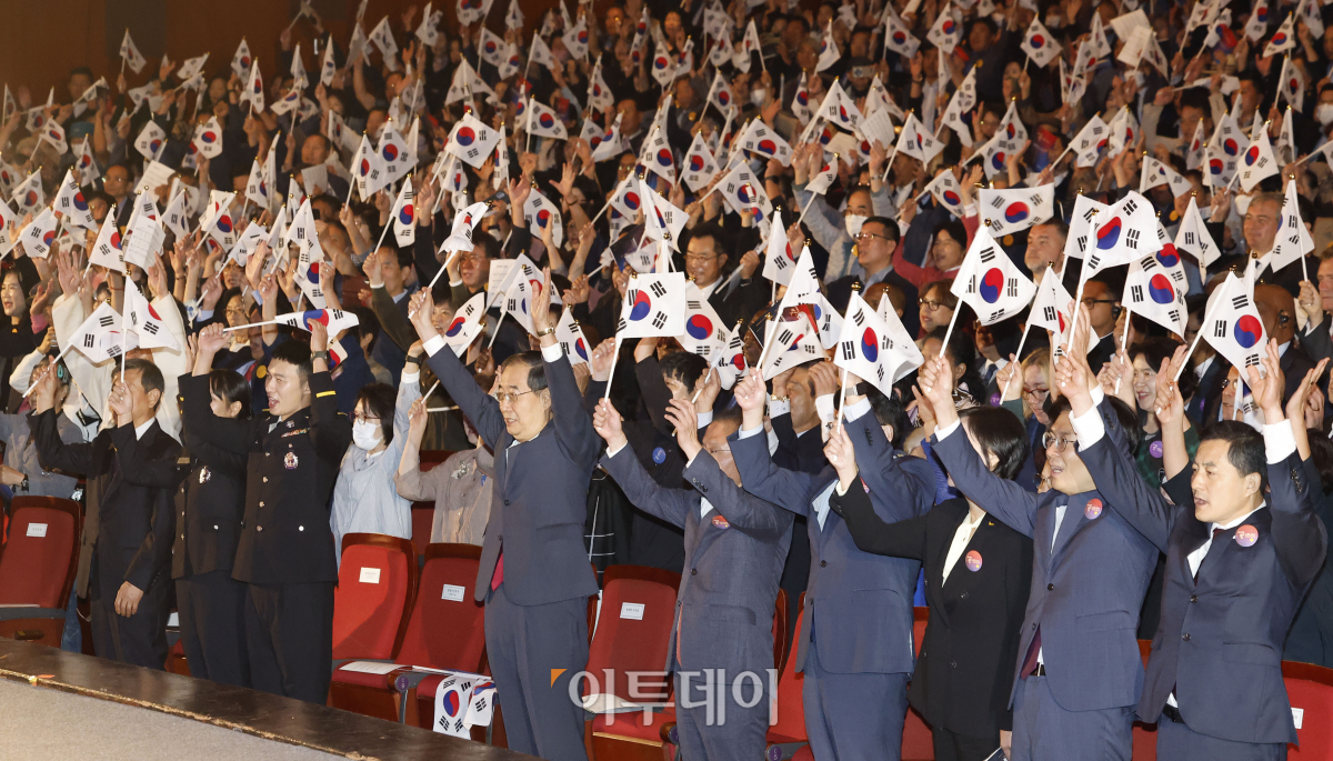 ▲한덕수 국무총리와 참석자들이 3일 오전 서울 종로구 세종문화회관에서 열린 '제4355주년 개천절 경축식'에서 만세 삼창을 하고 있다. 조현호 기자 hyunho@