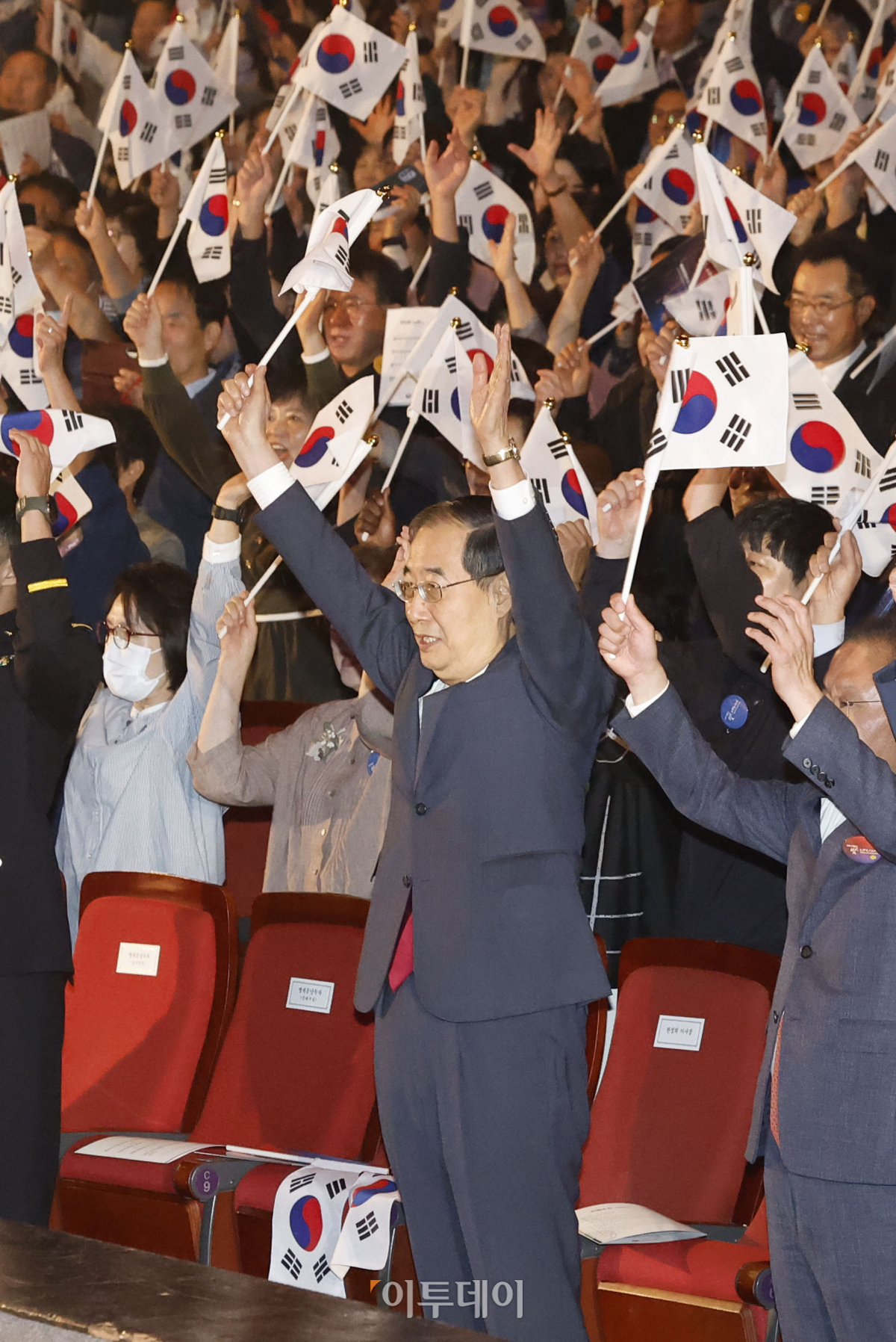 ▲한덕수 국무총리와 참석자들이 3일 오전 서울 종로구 세종문화회관에서 열린 '제4355주년 개천절 경축식'에서 만세 삼창을 하고 있다. 조현호 기자 hyunho@