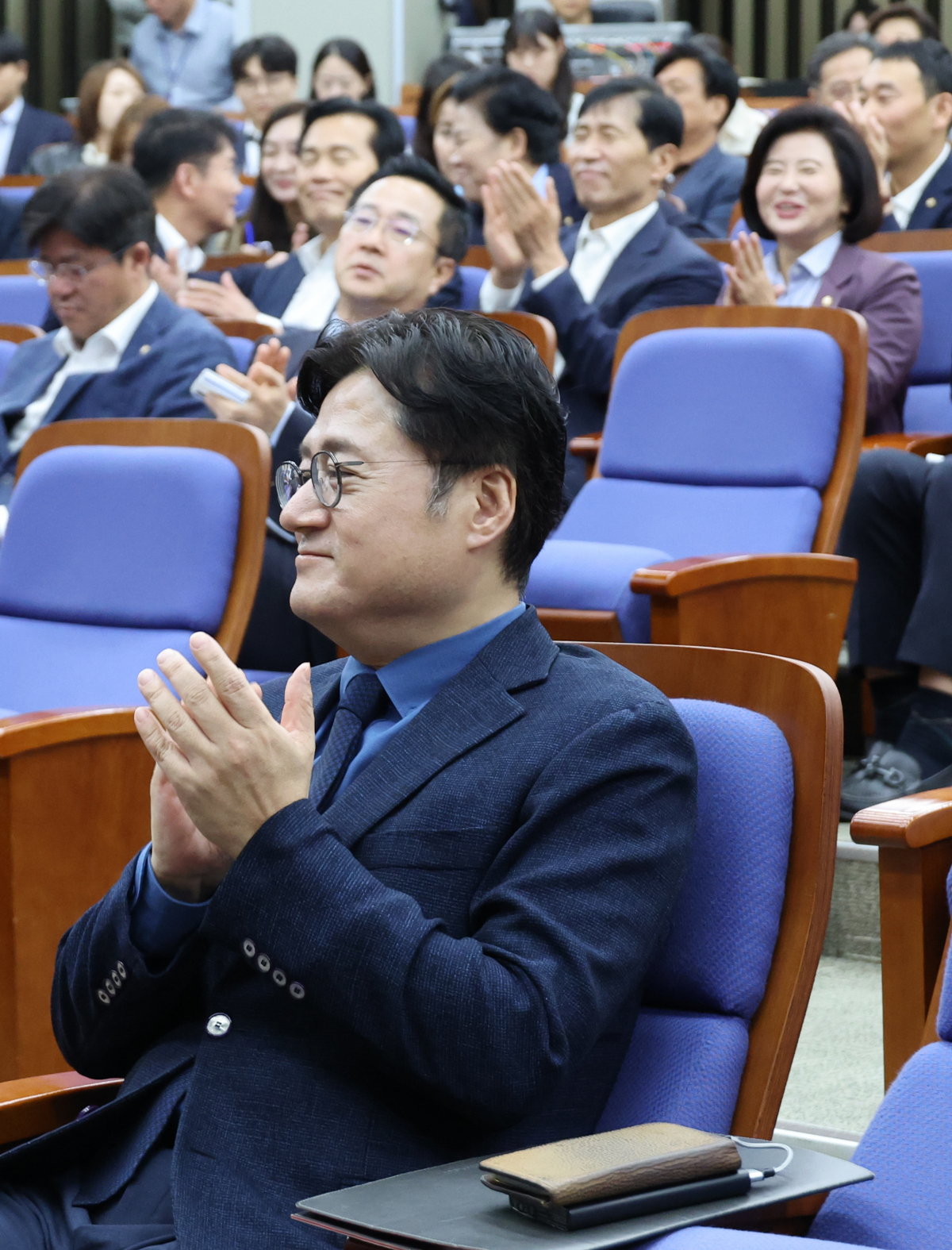 ▲<YONHAP PHOTO-2234> 박수로 시작하는 민주당    (서울=연합뉴스) 한상균 기자 = 더불어민주당 홍익표 원내대표와 의원들이 27일 국회에서 열린 의원총회에서 사회자의 요청으로 박수로 회의를 시작하고 있다. 2023.9.27    xyz@yna.co.kr/2023-09-27 09:58:07/<저작권자 ⓒ 1980-2023 ㈜연합뉴스. 무단 전재 재배포 금지.>