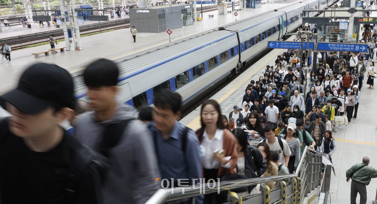 ▲개천절과 추석 연휴 마지막 날인 3일 서울역에 도착한 귀경객들이 분주히 이동하고 있다. 조현호 기자 hyunho@