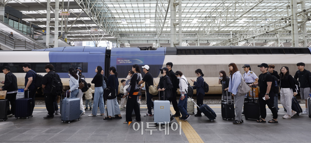 ▲개천절과 추석 연휴 마지막 날인 3일 서울역에 도착한 귀경객들이 분주히 이동하고 있다. 조현호 기자 hyunho@