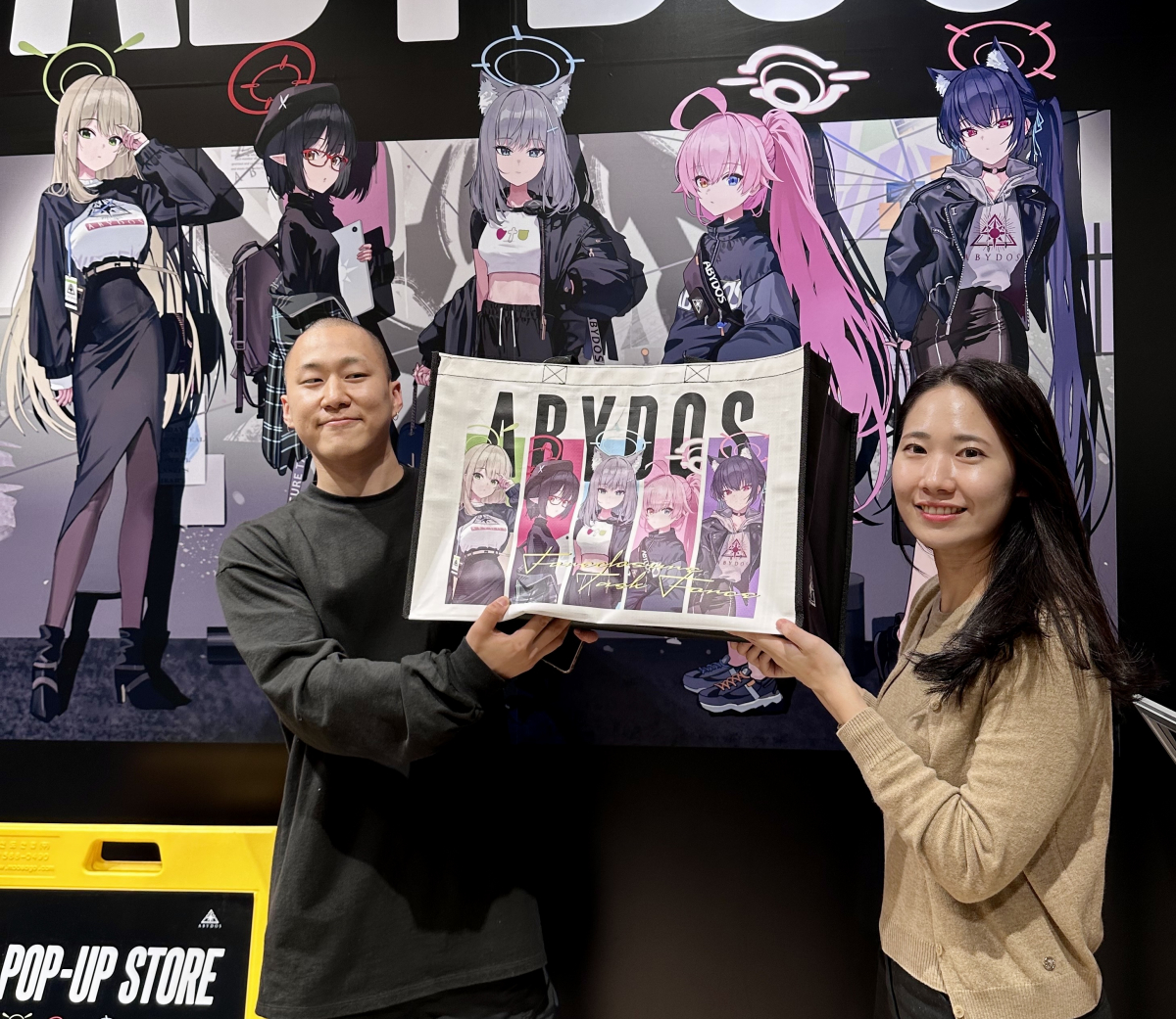 ▲3일 오전 경기도 성남시 분당구에 위치한 현대백화점 판교점 4층 아이코닉스퀘어 ‘블루 아카이브’ 게임 팝업스토어에서 직원들이 한정판 상품을 소개하고 있다. (사진제공=현대백화점그룹)