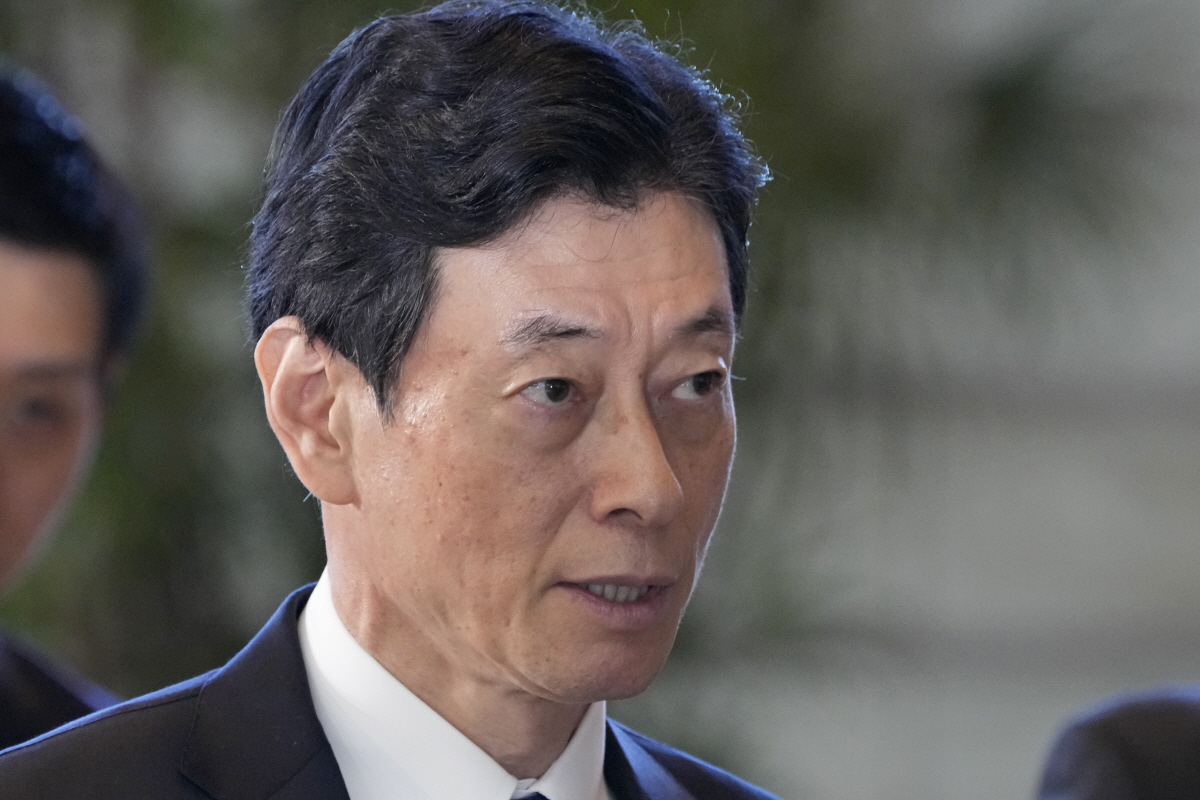 ▲니시무라 야스토시 일본 경제산업상이 지난달 13일 총리실을 방문하고 있다. 도쿄/AP연합뉴스