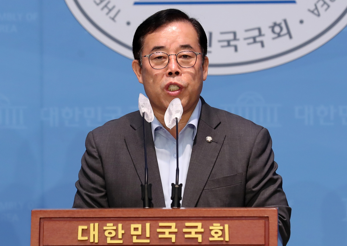 ▲[서울=뉴시스] 이영환 기자 = 박성중 국민의힘 과학기술정보방송통신위원회 간사가 3일 오전 서울 여의도 국회 소통관에서 다음 여론조작 관련 기자회견을 하고 있다. 2023.10.03. 20hwan@newsis.com