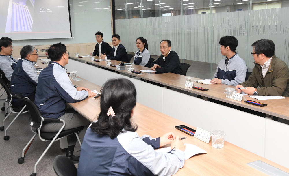 ▲추경호 경제부총리 겸 기획재정부 장관이 10월 3일 오전 서울 금천구 소재 수출 중소기업 고려기연을 방문,관계자들과의 간담회에서 업계 동향과 애로사항을 청취하고 있다. (사진제공=기획재정부)
