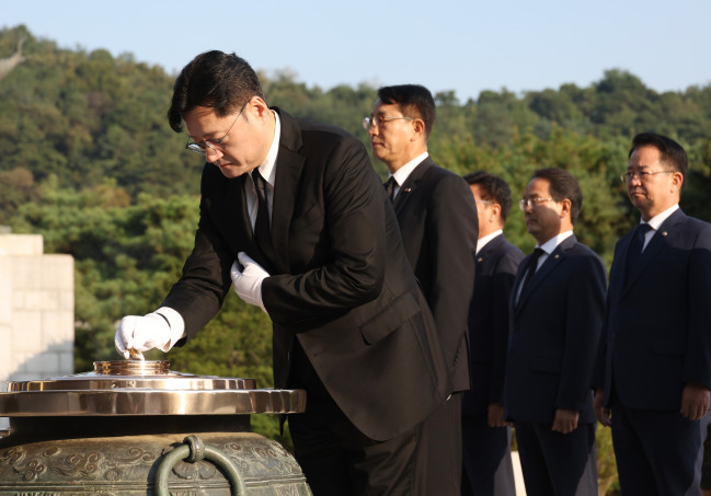 ▲더불어민주당 홍익표 신임 원내대표가 4일 오전 동작구 국립서울현충원을 참배하고 있다. (뉴시스)