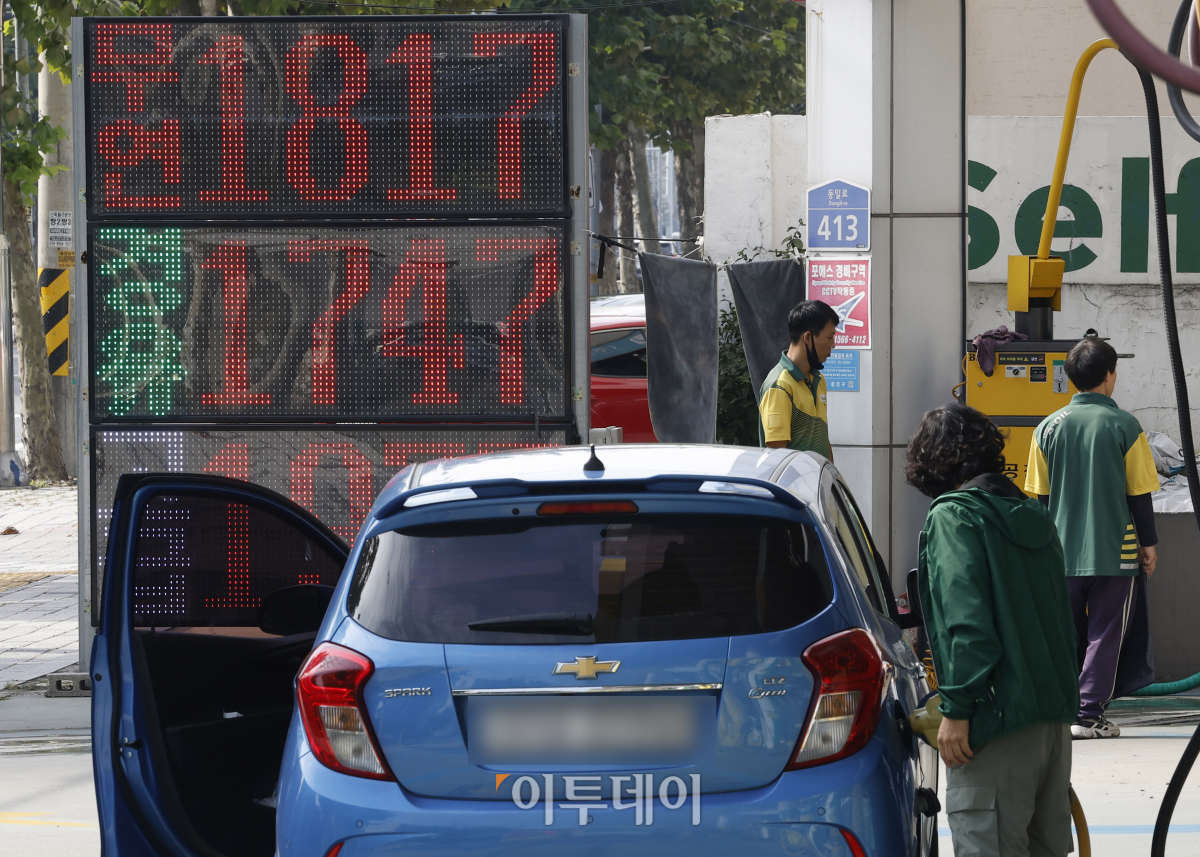 ▲국제 유가 상승으로 국내 주유소 경유 판매 가격이 약 9개월만에 1700원을 돌파했다. 4일 한국석유공사 유가정보사이트 오피넷에 따르면 전국 경유 평균 판매 가격은 전날보다 0.11원 오른 1700.3원을 기록했다. 이는 올해 1월 8일(1702.48원) 이후 약 9개월만 이다. 휘발유 가격은 1796.32원으로 지난해 8월 12일(1805.86원) 이후 약 14개월만에 1800원대 진입을 눈앞에 두고 있다. 한편 기획재정부에 따르면 이달 말 종료 예정인 유류세 인하 조치의 연장 여부를 이달 중순까지 결정할 계획이다. 서울 시내의 한 주유소에 유가 정보가 게시돼 있다. 조현호 기자 hyunho@