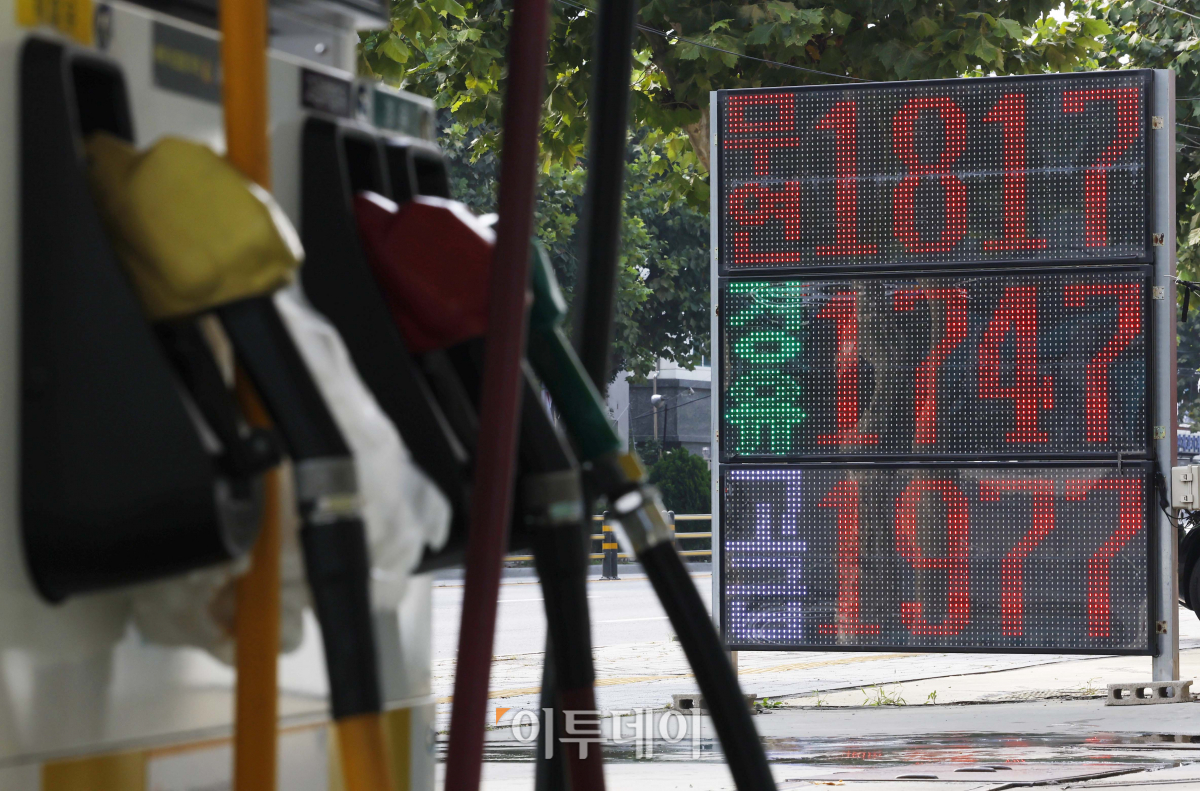 ▲국제 유가 상승으로 국내 주유소 경유 판매 가격이 약 9개월만에 1700원을 돌파했다. 4일 한국석유공사 유가정보사이트 오피넷에 따르면 전국 경유 평균 판매 가격은 전날보다 0.11원 오른 1700.3원을 기록했다. 이는 올해 1월 8일(1702.48원) 이후 약 9개월만 이다. 휘발유 가격은 1796.32원으로 지난해 8월 12일(1805.86원) 이후 약 14개월만에 1800원대 진입을 눈앞에 두고 있다. 한편 기획재정부에 따르면 이달 말 종료 예정인 유류세 인하 조치의 연장 여부를 이달 중순까지 결정할 계획이다. 서울 시내의 한 주유소에 유가 정보가 게시돼 있다. 조현호 기자 hyunho@