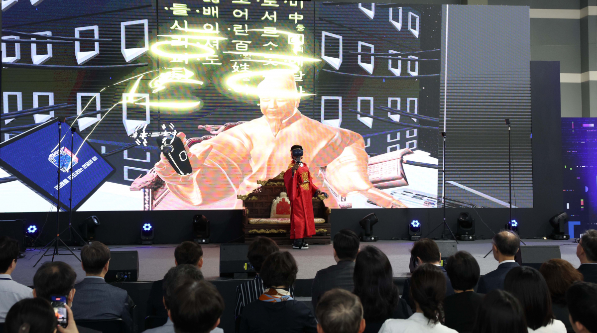 ▲4일 서울 서초구 aT센터에서 열린 ‘한글문화산업전시회’ 개막식에서 염동균 작가가 가상현실 (VR)공간에 한글그림을 그리고 있다. 인공지능(AI), 챗봇, 기계번역, 교육·출판, 한글 기업 등 36개 기업이 참여한 ‘한글문화산업전시회’는 한글문화와 한글산업을 통합, 올해 처음 열리는 행사로 챗GPT로 대표되는 생성형 AI 기술이 가져올 변화에 대응할 산업적 기반을 활성화하는 장이다. 신태현 기자 holjjak@