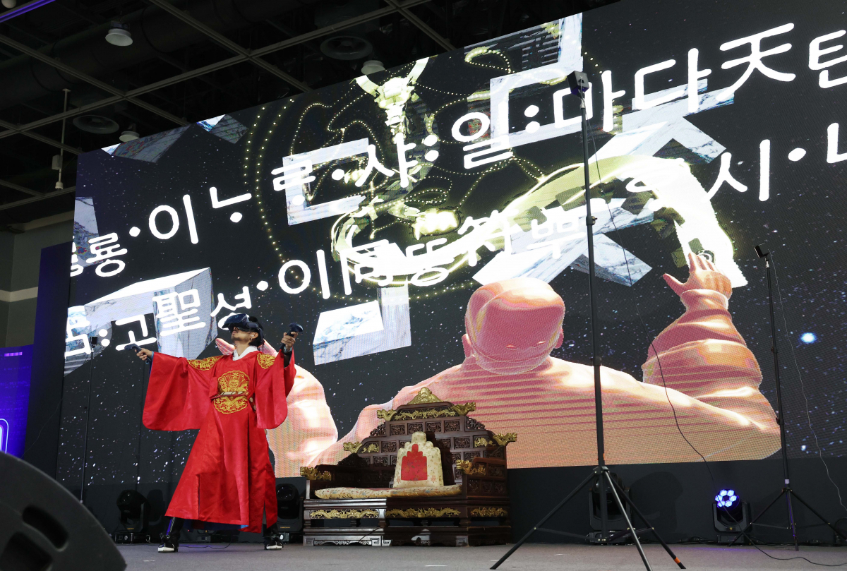 ▲4일 서울 서초구 aT센터에서 열린 ‘한글문화산업전시회’ 개막식에서 염동균 작가가 가상현실 (VR)공간에 한글그림을 그리고 있다. 인공지능(AI), 챗봇, 기계번역, 교육·출판, 한글 기업 등 36개 기업이 참여한 ‘한글문화산업전시회’는 한글문화와 한글산업을 통합, 올해 처음 열리는 행사로 챗GPT로 대표되는 생성형 AI 기술이 가져올 변화에 대응할 산업적 기반을 활성화하는 장이다. 신태현 기자 holjjak@