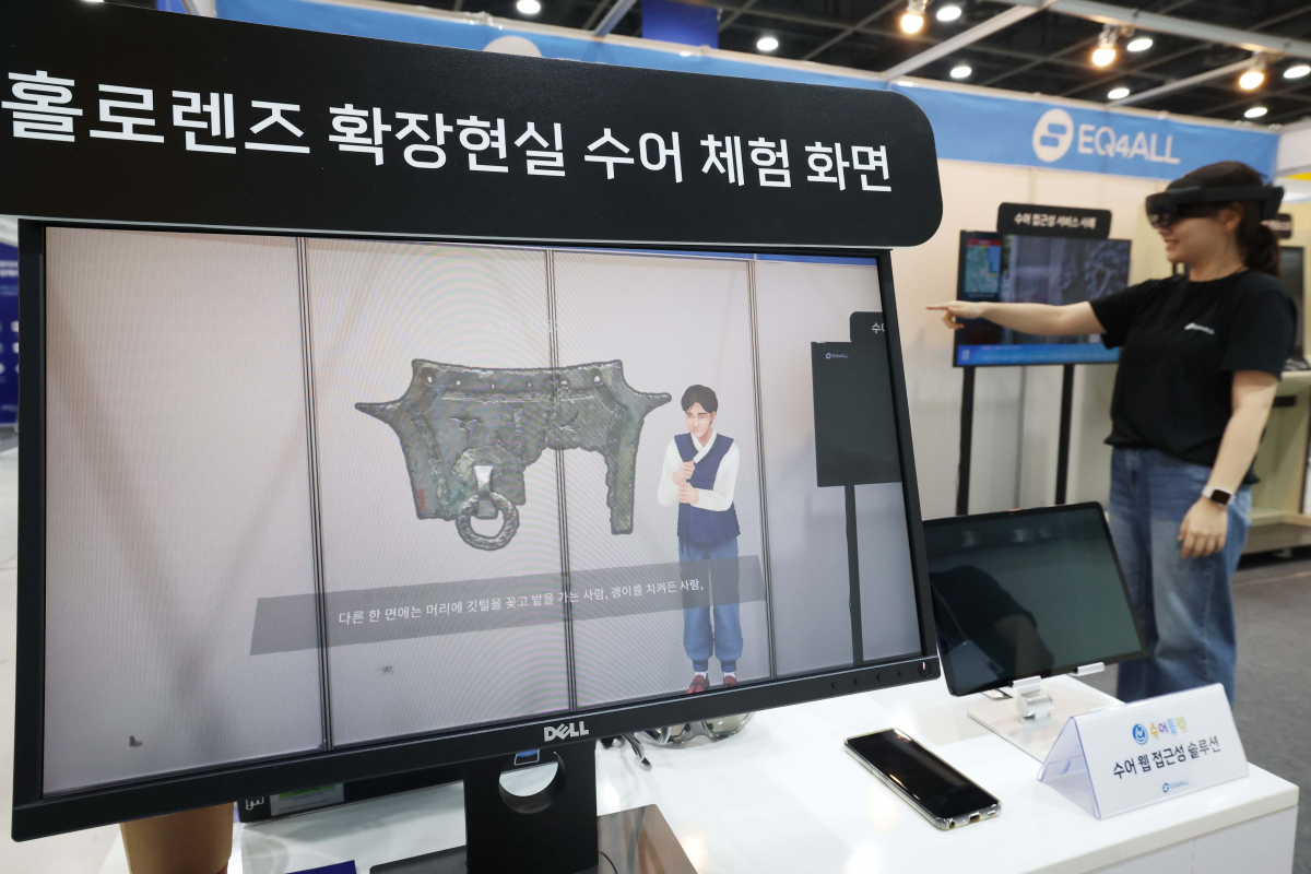 ▲4일 서울 서초구 aT센터에서 열린 ‘한글문화산업전시회’ 에서 홀로렌즈 확장현실(XR) 한글 수어 체험화면이 표시되고 있다. 인공지능(AI), 챗봇, 기계번역, 교육·출판, 한글 기업 등 36개 기업이 참여한 ‘한글문화산업전시회’는 한글문화와 한글산업을 통합, 올해 처음 열리는 행사로 챗GPT로 대표되는 생성형 AI 기술이 가져올 변화에 대응할 산업적 기반을 활성화하는 장이다. 신태현 기자 holjjak@