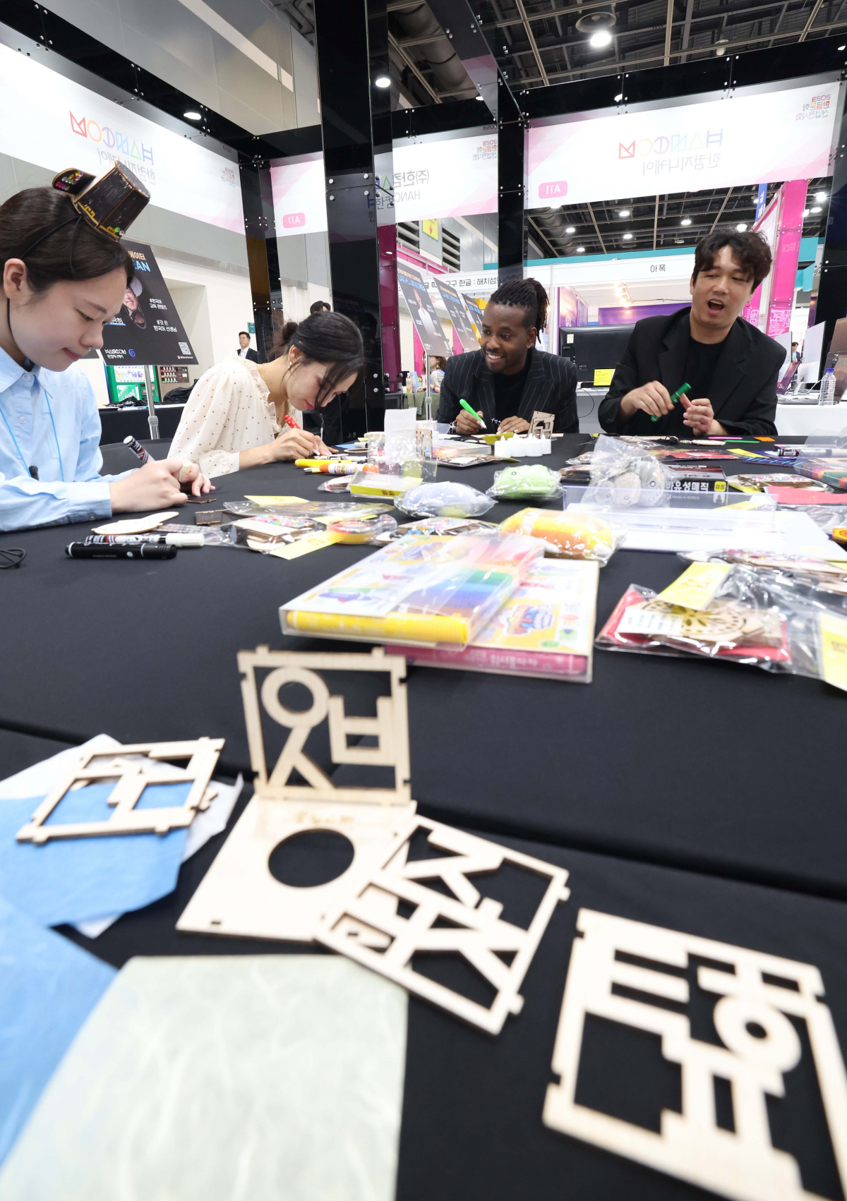 ▲4일 서울 서초구 aT센터에서 열린 ‘한글문화산업전시회’ 에서 참석자들이 한국 전통 공예 체험을 하고있다. 인공지능(AI), 챗봇, 기계번역, 교육·출판, 한글 기업 등 36개 기업이 참여한 ‘한글문화산업전시회’는 한글문화와 한글산업을 통합, 올해 처음 열리는 행사로 챗GPT로 대표되는 생성형 AI 기술이 가져올 변화에 대응할 산업적 기반을 활성화하는 장이다. 신태현 기자 holjjak@