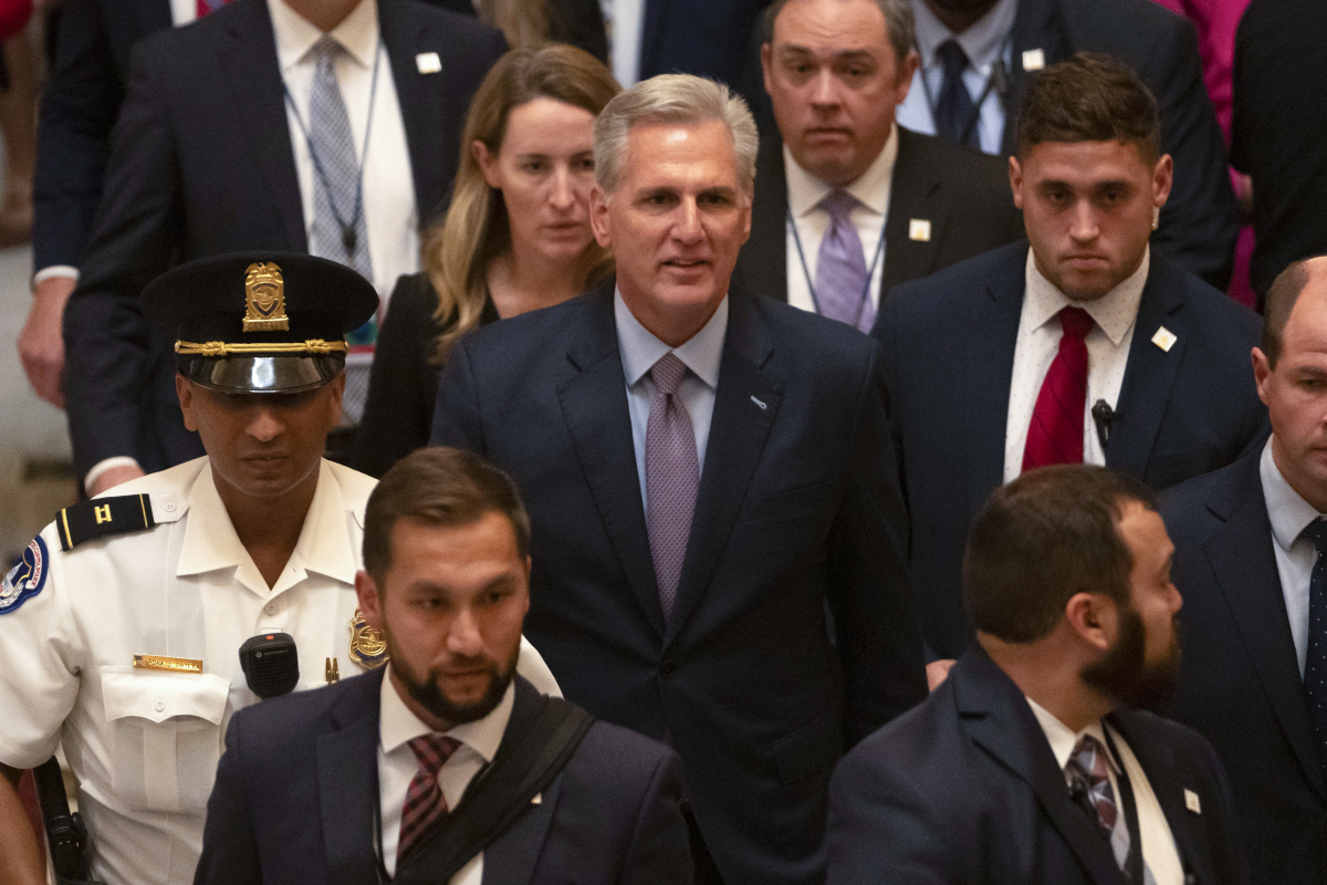 ▲Rep. Kevin McCarthy, R-Calif., leaves the House floor after being ousted as Speaker of the House at the Capitol in Washington, Tuesday, Oct. 3, 2023. (AP Photo/Mark Schiefelbein)