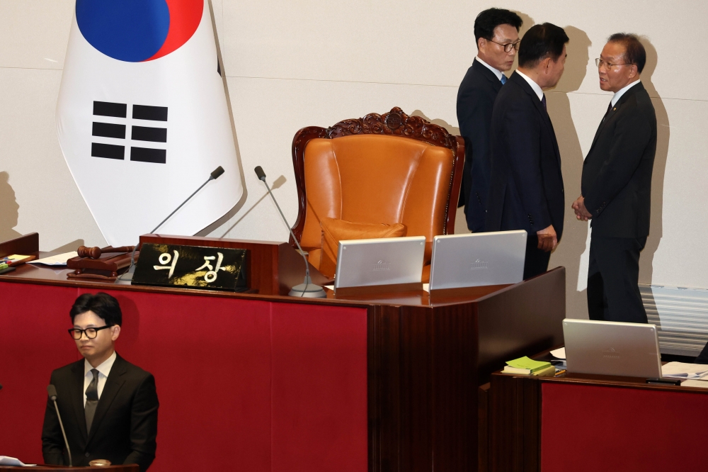 ▲김진표(오른쪽 두번째) 국회의장이 21일 서울 여의도 국회에서 열린 본회의에서 '국회의원 이재명 체포 동의안'과 관련해  한동훈(왼쪽) 법무부 장관이  체포동의요청 이유를 설명하던 중 더불어민주당이 항의하자 박광온(오른쪽 세번째) 민주당 원내대표와 윤재옥 국민의힘 원내대표를 불러 대화하고 있다. 고이란 기자 photoeran@ (이투데이DB)