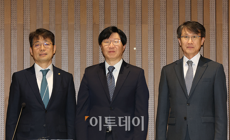 ▲김소영(가운데) 금융부위원장이 4일 서울 중구 한국은행 통합별관에서 열린 CBDC 활용성 테스트 추진 계획 공동 기자설명회에서 관계자들과 기념촬영을 하고 있다. 왼쪽부터 유상대 한국은행 부총재, 김 부위원장, 이명순 금융감독원 수석부위원장. 사진공동취재단