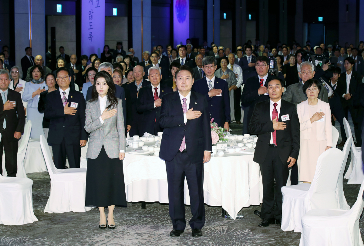 ▲윤석열 대통령과 부인 김건희 여사가 4일 서울 광진구 그랜드 워커힐 서울에서 열린 파독 근로 60주년 기념 오찬에서 국기에 경례하고 있다. (연합뉴스)