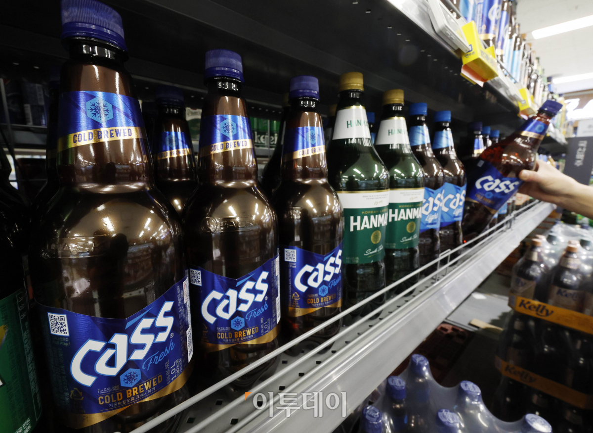 ▲오비맥주가 11일부터 원부자재 가격 상승·국제유가 급등에 따른 물류비 상승으로 카스, 한맥 등 주요 맥주제품의 공장 출고가격을 평균 6.9% 인상한다. 다만 가정용 시장에서 많이 팔리는 카스 500㎖ 캔 제품은 현행 가격을 그대로 유지하기로 했다. 4일 서울 시내의 한 대형마트 주류코너에 맥주 제품들이 진열되어 있다. 조현호 기자 hyunho@