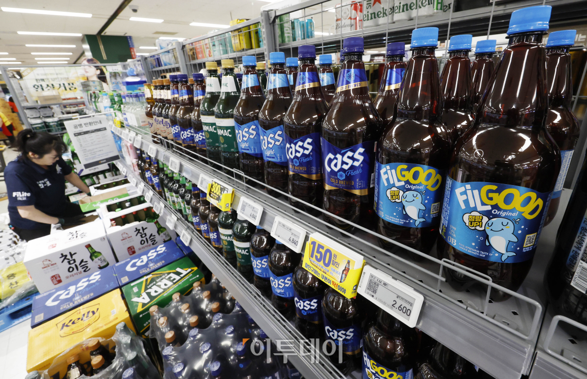 ▲오비맥주가 11일부터 원부자재 가격 상승·국제유가 급등에 따른 물류비 상승으로 카스, 한맥 등 주요 맥주제품의 공장 출고가격을 평균 6.9% 인상한다. 다만 가정용 시장에서 많이 팔리는 카스 500㎖ 캔 제품은 현행 가격을 그대로 유지하기로 했다. 4일 서울 시내의 한 대형마트 주류코너에 맥주 제품들이 진열되어 있다. 조현호 기자 hyunho@