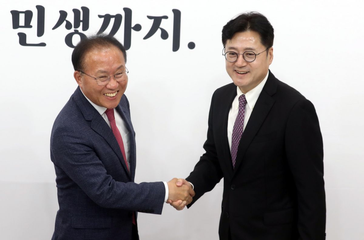 ▲윤재옥 국민의힘 원내대표가 4일 오후 서울 여의도 국회에서 홍익표 더불어민주당 신임 원내대표의 예방을 받고 악수를 하고 있다. (뉴시스)