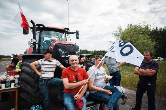 ▲폴란드 동부 도로후스크에서 우크라이나의 곡물 유입에 반대하는 농부들이 국경 근처 도로를 차단하고 시위를 벌이고 있다. EPA연합뉴스