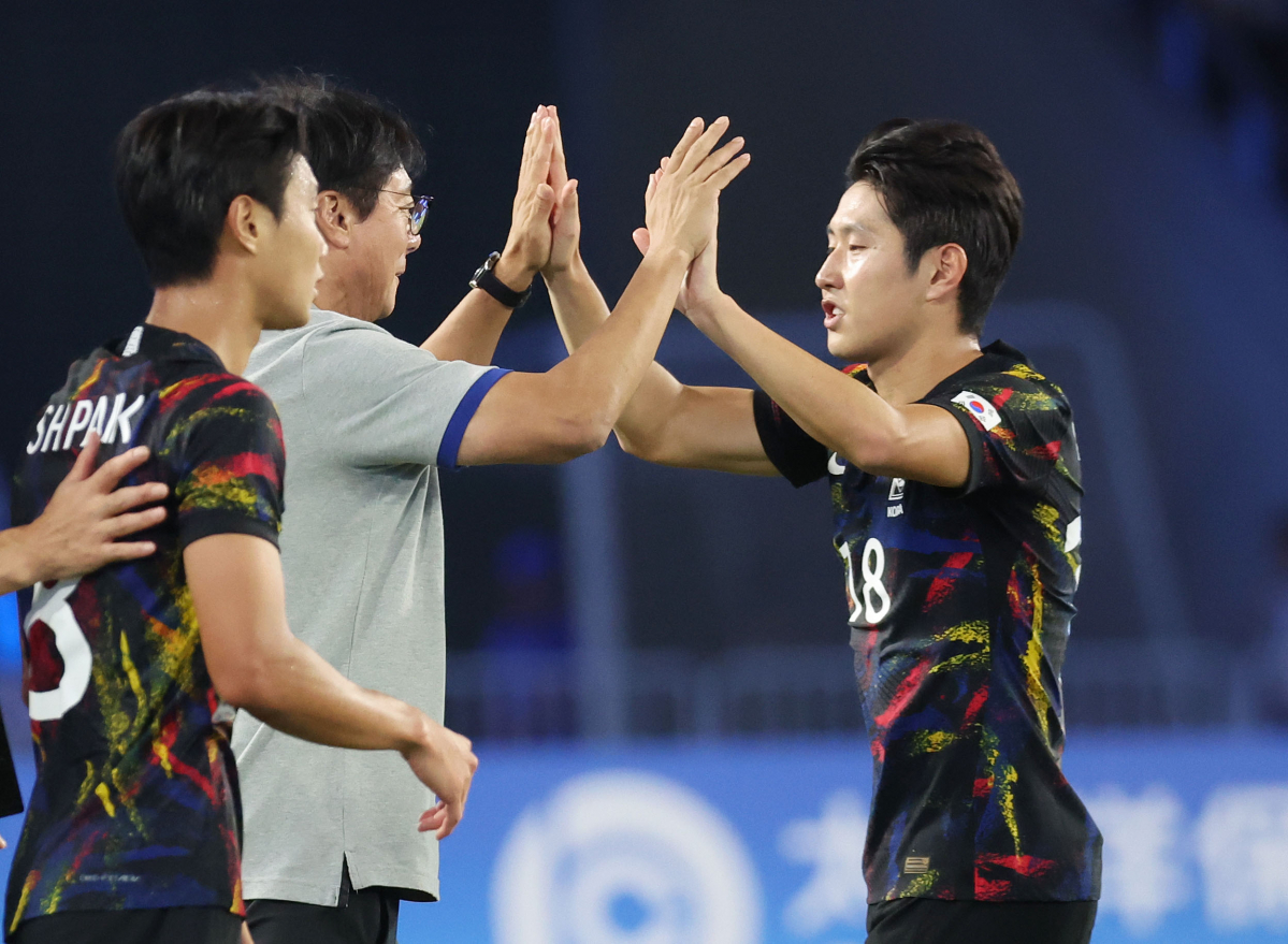 ▲ 이강인(파리 생제르맹‧오른쪽) 선수가 2022 항저우 아시안게임 축구 국가대표팀 동료들과 하이파이브를 나누고 있다. (연합뉴스)