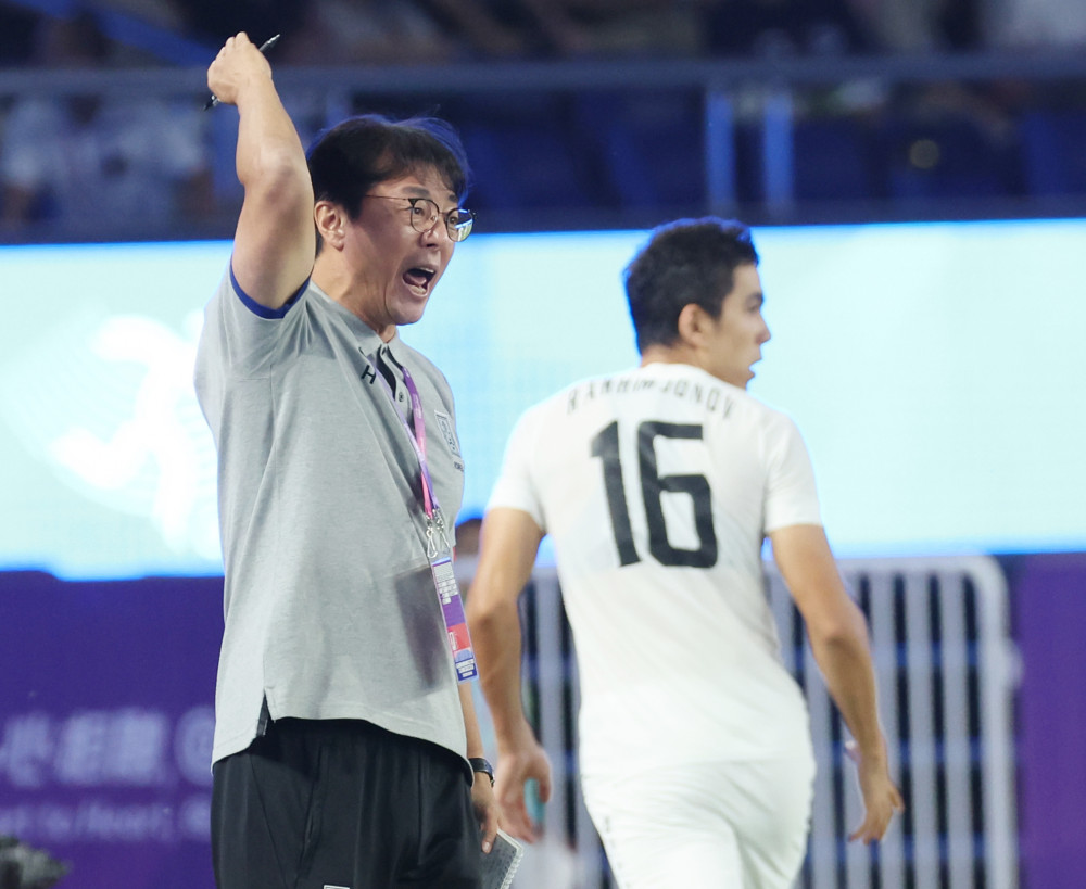 ▲4일 중국 항저우 황룽 스포츠센터 스타디움에서 열린 2022 항저우 아시안게임 남자축구 4강전 대한민국과 우즈베키스탄의 경기. 대표팀 황선홍 감독이 우즈베키스탄 선수들의 거친 플레이에 대해 심판에게 강하게 항의하고 있다.  (연합뉴스)