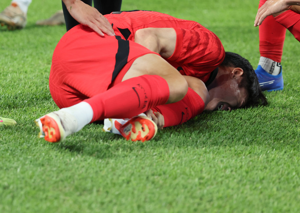 ▲4일 중국 항저우 황룽 스포츠센터 스타디움에서 열린 2022 항저우 아시안게임 남자축구 4강전 대한민국과 우즈베키스탄의 경기. 대표팀 엄원상이 우즈베키스탄의 거친 파울에 고통스러워하고 있다.  (연합뉴스)