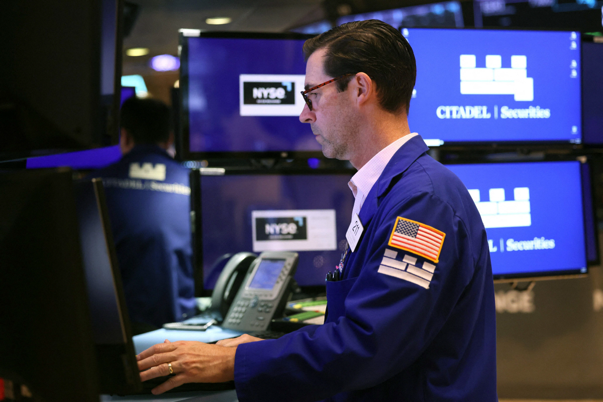 ▲뉴욕증권거래소(NYSE)에서 4일(현지시간) 트레이더가 주가를 살피고 있다. 뉴욕(미국)/AFP연합뉴스
