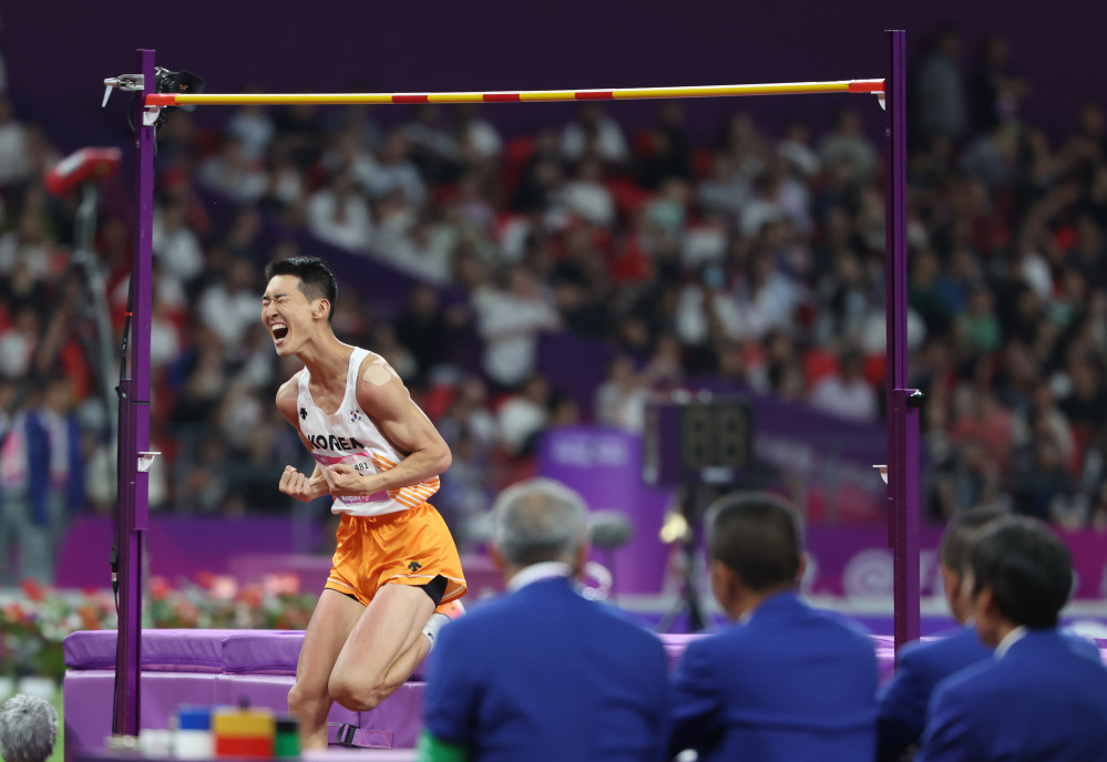 ▲4일 중국 항저우 올림픽 스포츠센터에서 열린 2022 항저우 아시안게임 남자 높이뛰기 결선에 출전한 우상혁이 2m33 1차 시기 바를 넘은 뒤 기뻐하고 있다. (연합뉴스)