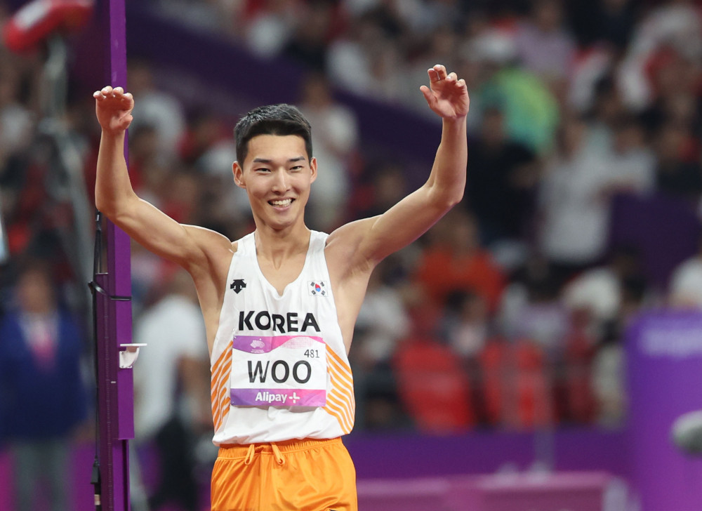 ▲4일 중국 항저우 올림픽 스포츠센터에서 열린 2022 항저우 아시안게임 남자 높이뛰기 결선에서 2m33에 성공하며 은메달을 차지한 우상혁이 경기를 마치고 관중들에게 인사하고 있다. (연합뉴스)