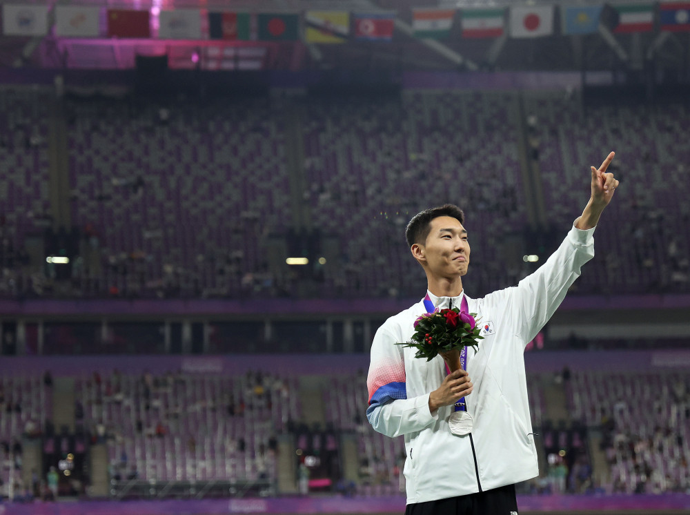 ▲ 4일 중국 항저우 올림픽 스포츠센터에서 열린 2022 항저우 아시안게임 남자 높이뛰기 결선에서 2m33을 넘으며 은메달을 차지한 우상혁이 시상대에 올라 포즈를 취하고 있다. (연합뉴스)