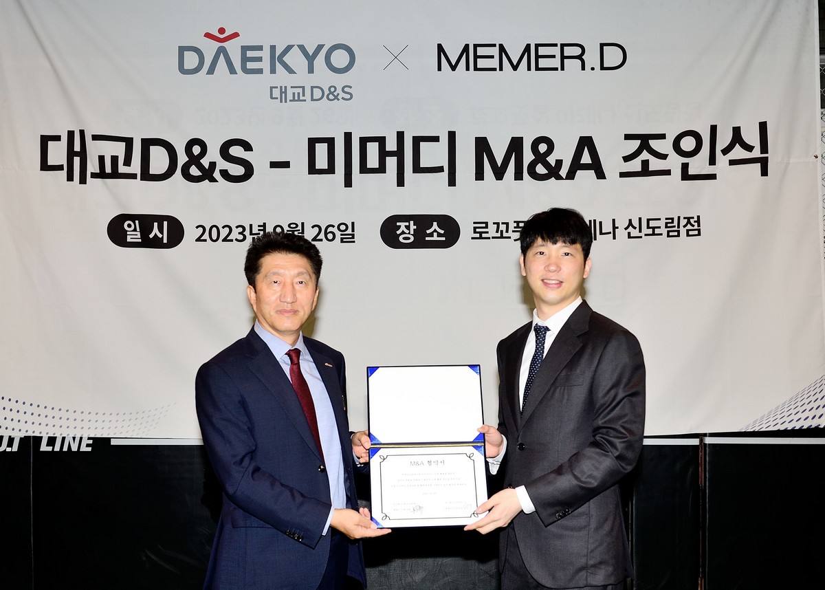 ▲9월 26일 서울시 구로구 신도림동에 있는 로꼬풋살 아레나 본점에서 진행된 ‘대교디앤에스-미머디’ 인수합병 협약식에서 최득희 대교디앤에스 대표이사(왼쪽)와 차성욱 미머디 대표가 인수합병을 체결한 뒤 기념 촬영을 하고 있다. (사진제공=대교그룹)