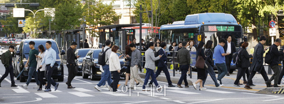 ▲서울 아침 최저기온이 10도로 쌀쌀한 날씨를 보인 5일 오전 서울 광화문역 일대에서 긴팔 옷을 입은 시민들이 발걸음을 재촉하고 있다. 기상청은 북쪽에서 찬 공기가 내려오면서 아침 출근길 쌀쌀한 날씨를 보이고, 일교차가 10~15로 크니 건강관리에 유의해 달라고 당부했다. 조현호 기자 hyunho@