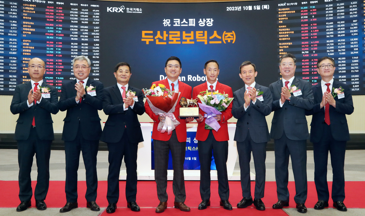 ▲한국거래소 유가증권시장본부는 5일 서울사옥 홍보관에서 협동로봇 제조기업인 두산로보틱스의 유가증권시장 상장기념식을 개최했다. 왼쪽부터 정지헌 한국거래소 유가증권시장본부장보, 채남기 한국IR협의회 회장, 양태영 한국거래소 유가증권시장본부장, 박인원 두산로보틱스 대표이사, 류정훈 두산로보틱스 대표이사, 최현만 미래에셋증권 대표이사, 정일문 한국투자증권 대표이사, 정우용 상장회사협의회 정책부회장 (사진=한국거래소)