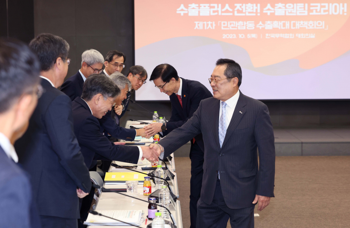 ▲방문규(가운데) 산업통상자원부 장관과 구자열 한국무역협회 회장이 5일 서울 강남구 한국무역협회에서 열린 제1차 민관합동 수출확대 대책회의에 앞서 참석자들과 인사하고 있다. 신태현 기자 holjjak@