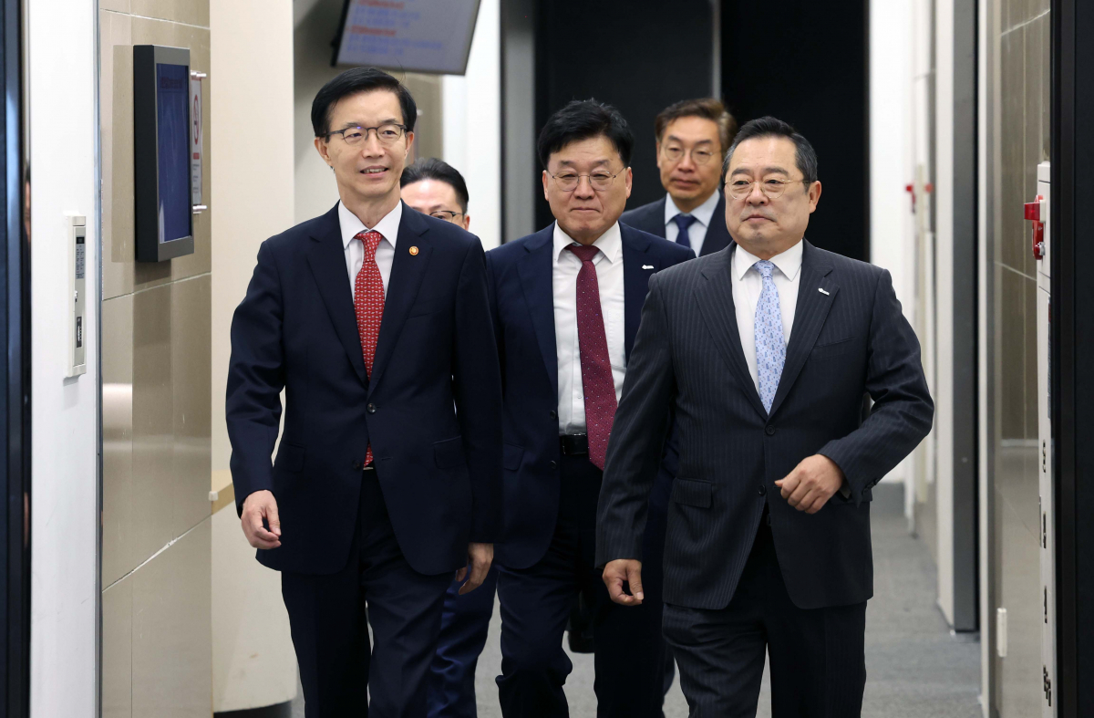 ▲방문규(왼쪽) 산업통상자원부 장관과 구자열 한국무역협회 회장이 5일 서울 강남구 무역협회에서 열린 제1차 민관합동 수출확대 대책회의에 참석하고 있다. 신태현 기자 holjjak@