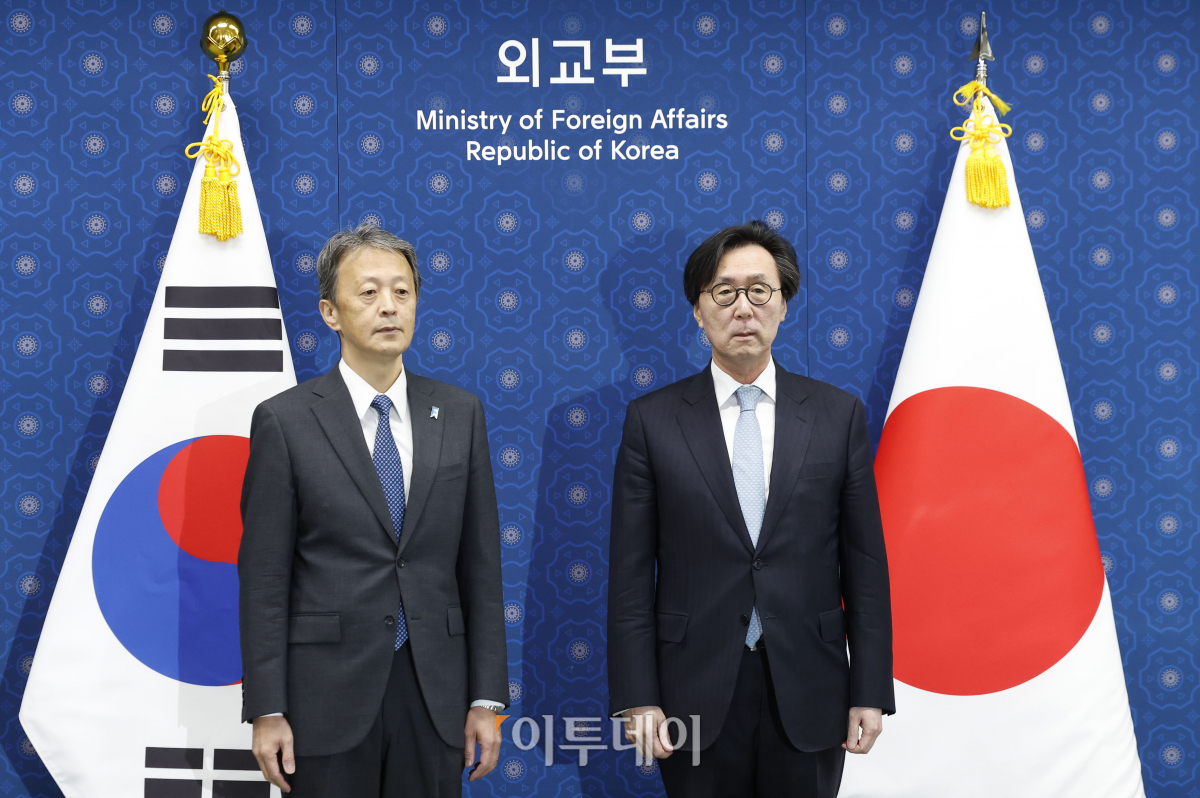 ▲장호진 외교부 1차관과 오카노 마사타카 일본 외무성 사무차관이 5일 서울 종로구 정부서울청사 별관에서 열린 '제14차 한·일 차관전략대화'에 앞서 기념촬영을 하고 있다. 한일 차관전략대화는 양국이 한일관계와 지역·국제문제 등을 논의하고 서로 협력해가자는 취지에서 지난 2005년부터 가동한 협의체로 약 9년만에 재가동됐다. 조현호 기자 hyunho@