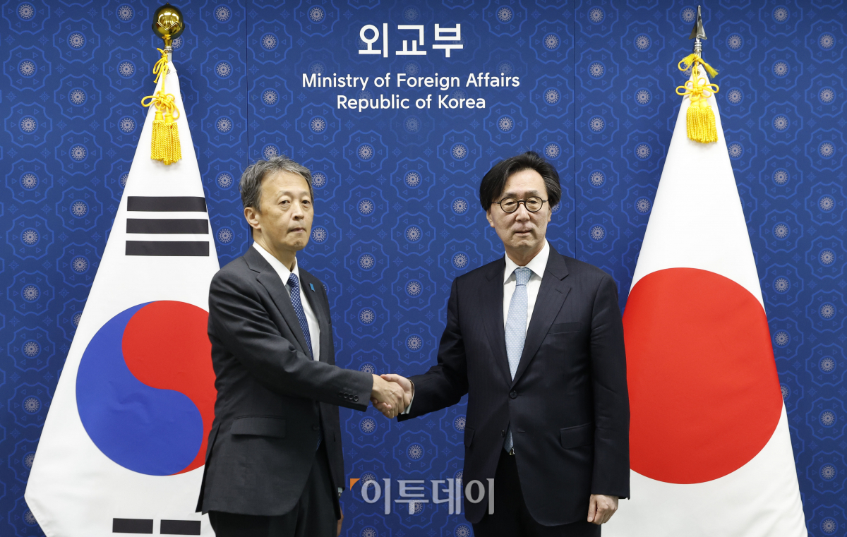 ▲장호진 외교부 1차관과 오카노 마사타카 일본 외무성 사무차관이 5일 서울 종로구 정부서울청사 별관에서 열린 '제14차 한·일 차관전략대화'에 앞서 기념촬영을 하고 있다. 한일 차관전략대화는 양국이 한일관계와 지역·국제문제 등을 논의하고 서로 협력해가자는 취지에서 지난 2005년부터 가동한 협의체로 약 9년만에 재가동됐다. 조현호 기자 hyunho@