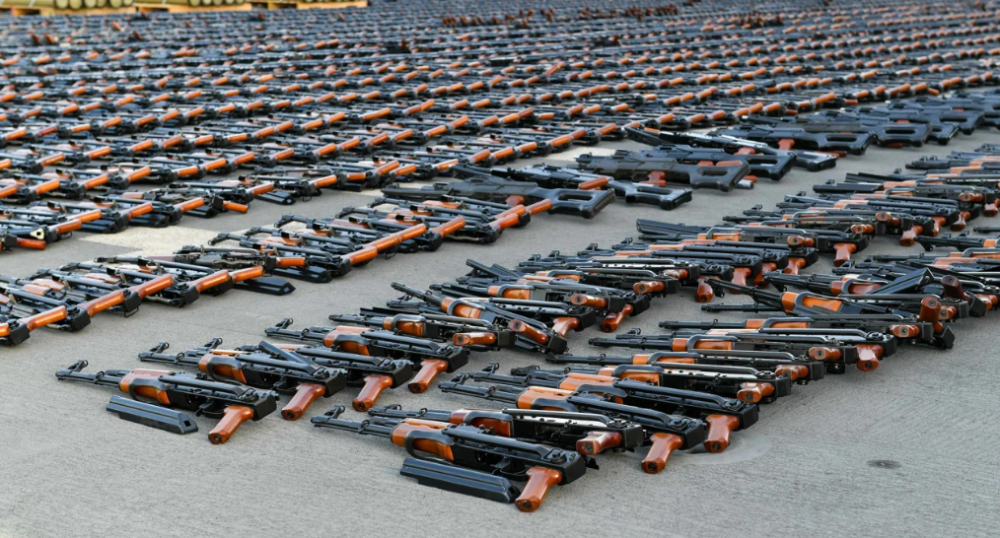 ▲미 해군이 지난해 해상에서 압수한 이란 무기를 우크라이나 군대에 지원한다. 약 110만 발의 탄환을 포함, 9000정이 넘는 AK계열의 소총(사진)도 지원 품목에 포함됐다.  (출처 미국 국방부)