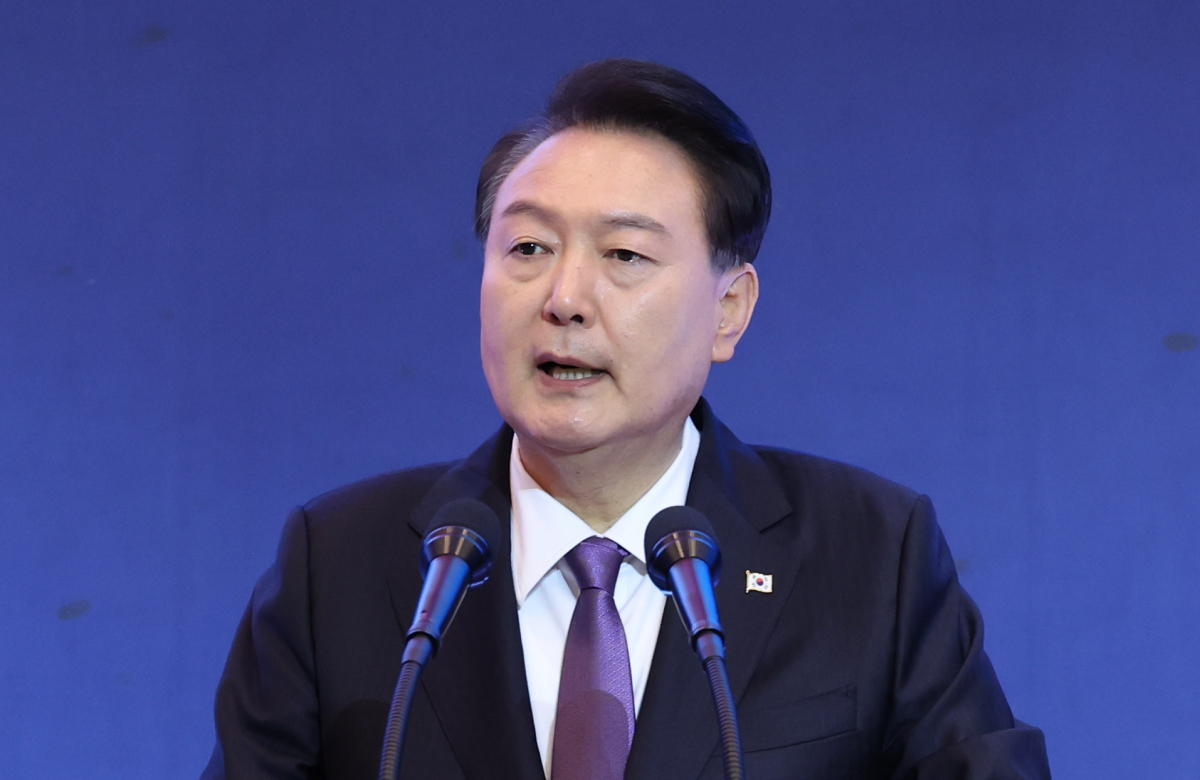 ▲윤석열 대통령이 5일 서울 송파구 잠실 롯데호텔 월드에서 열린 2023 세계한인회장대회 및 제17회 세계한인의 날 기념식에서 축사하고 있다. (연합뉴스)